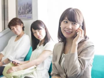 電車内で「携帯電話の通話NG」「私語OK」の理由はなぜ？「ゲームは1日60分まで」は妥当？