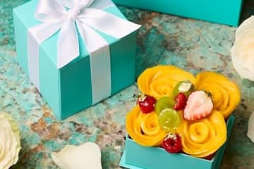 ‟バラの花咲く”マンゴータルトケーキ、ティファニー 銀座「ブルー ボックス カフェ」から