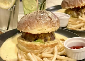 【原宿グルメ】濃厚バーガーと極上ダイナー！原宿の喧騒を忘れる「大人の隠れ家カフェ」3選