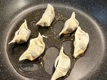 家族が取り合いになる！　餃子の皮で包んだのは？【簡単おやつレシピ】