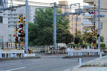 54歳女性 “遮断機が下りた踏切” に『車で進入』し線路内で停車 ネットでコメント殺到「意図的に踏切入ったように見えるけど違う？」「これ、絶対スマホ見ながら運転してたでしょ」