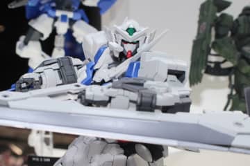 巨大な武器を振りかざす「正義の女神」。「MG 1/100 ガンダムアストレア＋プロトGNツインブロードブレイド」11月発送分が予約受付中！【ガンダムベース撮り下ろし】