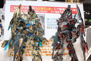 メッキカラーがまぶしい2体のフェネクス！ 「HG 1/144 ユニコーンガンダム3号機 フェネクス(デストロイモード)GOLD & SILVER COATING SET」【ガンダムベース撮り下ろし】