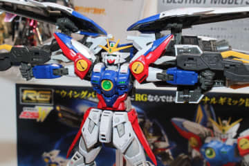 「RG 1/144 ウイングガンダムゼロ」本日発売！　ウイングバインダーにオリジナルギミックを搭載。ネオバード形態への変形も！【ガンダムベース撮り下ろし】