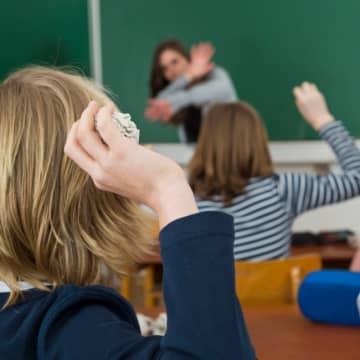 米高校で教師助手が「おならスプレー」を散布する事件が発生