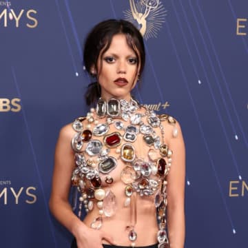 ジェナ・オルテガ、スタイリストに「もっと実用的な衣装を」と懇願