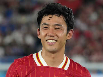 日本代表MF遠藤航ら3選手がドッキリの仕掛け人！子供と同僚に自身の応援歌を歌うも｢誰も知らない？｣大ピンチ！｢動揺する子供たち｣｢めっちゃ平和で最高｣