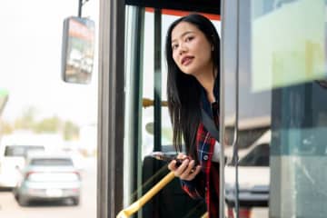 「どこでバスを降りればいいですか」を英語で言うと？