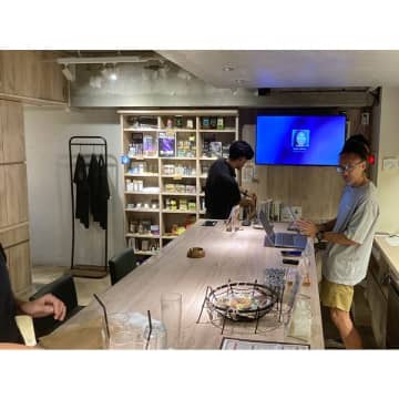 合法ですよ！ 大麻由来成分「CBD」を嗜んでみたら…“都会のオアシス”で極上チル体験