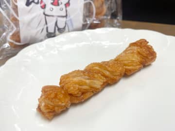 【大阪土産】チーズケーキだけじゃなかった！りくろーおじさんの隠れた名品「薪パイ」知ってる？個包装で1本100円以下はばらまき土産にぴったり。《実食レポ》