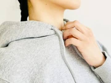 フードが首に詰まってしまう…→こう着るだけで1日じゅう苦しくならないよ♪