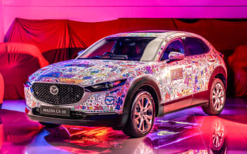 マツダ、「CX-30アートカー」公開 アーティストと子供たちと著名人が協力