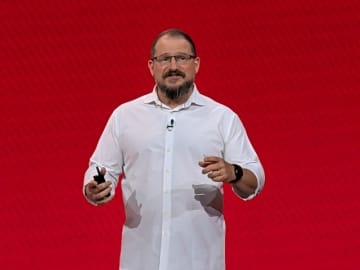 スマホすら脇役に、体験の中心はAIエージェントへ　モバイルの未来をクアルコムCEOが予測