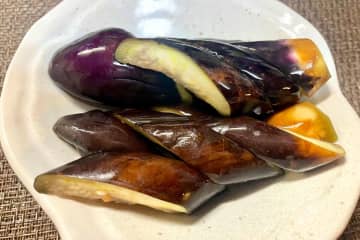 なすを3分揉むだけで激ウマの浅漬けに　ミョウバン不要の“ごはん泥棒”