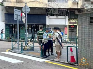 マカオ、週次の歩行者による道路横断違反の検挙数が5週ぶり増も2週連続2桁維持