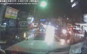 対向車のライトが路面に反射⇨歩行者に気づかず急ブレーキ。静岡県警がドラレコ映像を公開