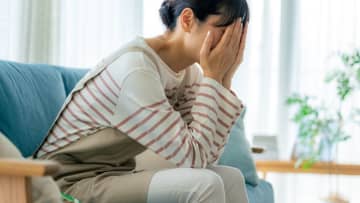 〈年金月10万円〉で暮らす80歳父のリアル。「助けたい。でも私にも余裕がない」50代娘の苦悩