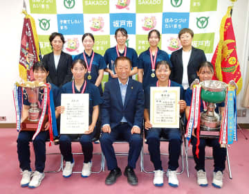 すごい初優勝…準決勝でノーヒットノーラン、決勝ではサヨナラ勝ち　ソフトボール女子の全日本大学選手権　坂戸・城西大の選手ら、大学日本一を市長に報告