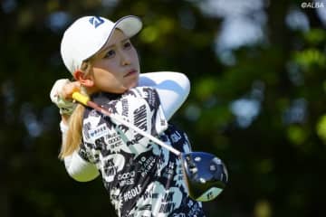 ＜中間速報＞”8年ぶりV”へ25歳ルーキーが2打リード　大久保柚季ら2位、吉田弓美子ら5位追走