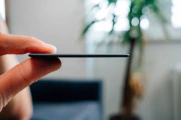 クレカサイズの紛失防止トラッカー　アップルの「Find My（探す）」アプリ対応