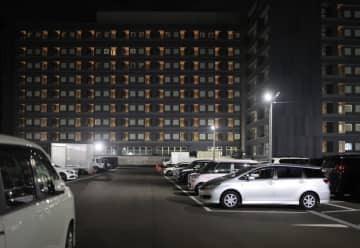 市営住宅に引っ越してきた人の車が“レクサス”です。高級車を所有していても市営住宅に住むことは問題ないのでしょうか？