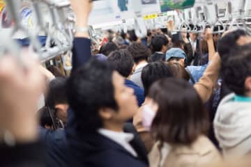 「満員電車が苦痛」という夫。転職で「フルリモート・年収400万円」になりたいそうですが、年収が“100万円”下がります。外食などの支出も減るなら問題ないでしょうか？