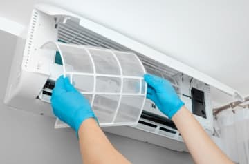 夏場の電気代が「2万円」近くになってしまいました。エアコンのフィルターや室外機を掃除すると電気代が安くなるそうですが、どのくらい下がるのでしょうか？