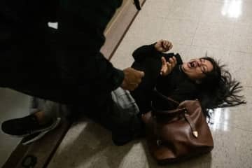 米移民裁判所で母親を床に押し倒す、映像公開でＩＣＥ職員に非難　「現職務から解任」