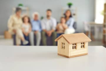 子どもへ地方の実家を譲渡しようとしたら「誰も住まないよ」というので、70代で築40年の実家を売却…そのまま売ると市場価格はいくら？