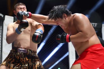 勝者が敗者に決着後襲い掛かる暴挙、突然の親子喧嘩も…謎の怒りに放送席も辛辣「家でやって」【BreakingDown】