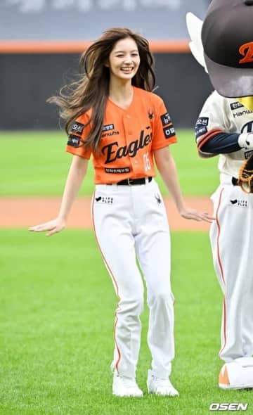 【PHOTO】NMIXX ソリュン、始球式に登場…愛らしい笑顔