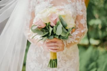 「結婚式のドレス…どれがいい？」女性が4枚の写真を公開、“ボディライン強調”の1着に票が集中