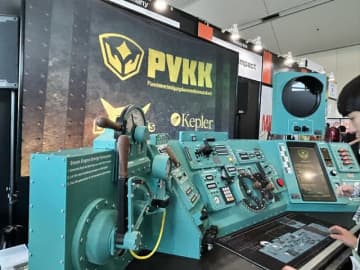 超巨大な妄想狂マシン、降臨。『PVKK: 惑星防衛砲指揮官』が「巨大機械を操る戦い」の夢を見せてくれた【TGS2025】