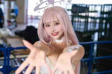 【コスプレ】天使が舞い降りた！『ブルアカ』ミカが純白の夏衣装で美しいスタイルを披露する【写真8枚】