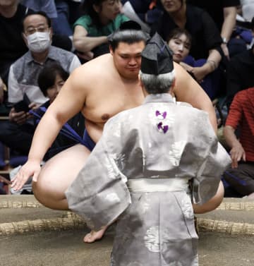 大の里、琴桜に不戦勝で13勝目　豊昇龍1差、千秋楽で決定戦も