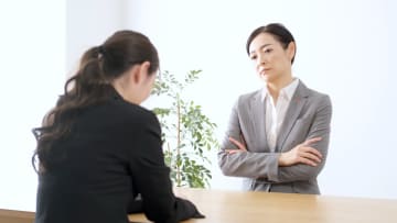 職場で嫌われやすい女性上司の特徴12選…部下が距離を置く行動とは