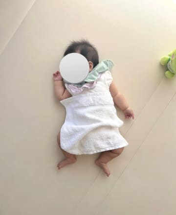 【感動】何気ない日常の一枚、布団の代わりにハンドタオル一枚で眠る赤ちゃんの姿に「懐かしい可愛さを思い出させてくれてありがとう」と懐かしむ声が寄せられる