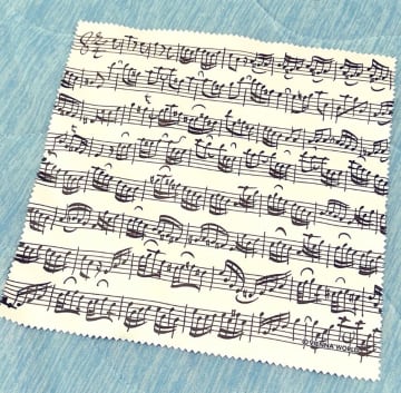 「この楽譜、何の曲か分かりますか？」Xに投稿された1枚のメガネ拭き、そこに印刷された楽譜の正体とは？「なんかバッハっぽい」とネットで憶測飛び交う ！