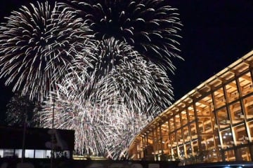 「万博」大輪の花火に歓声！大屋根リング越しの花火もうすぐ見納め