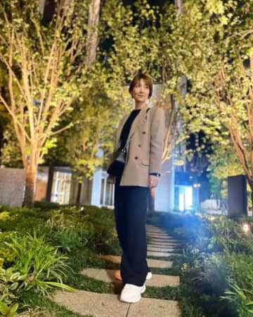 【40代】画像でわかる！ 黒パンツ×スニーカーのコーデ16選｜おしゃれな大人女性の着こなしまとめ