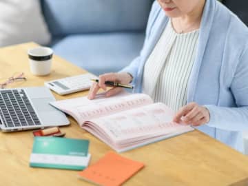 65歳からは遺族年金ではなく、自分の老齢年金を受給します。非課税になる年金収入はいくら？