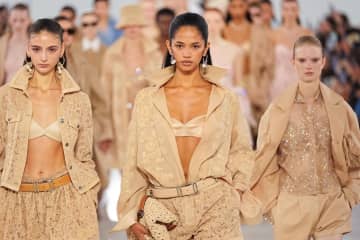 エルマンノ シェルヴィーノ 26年春夏コレクション - 光の中で生きる女性