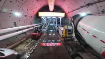 長江上流で高速鉄道トンネルのシールド区間が貫通　中国重慶市