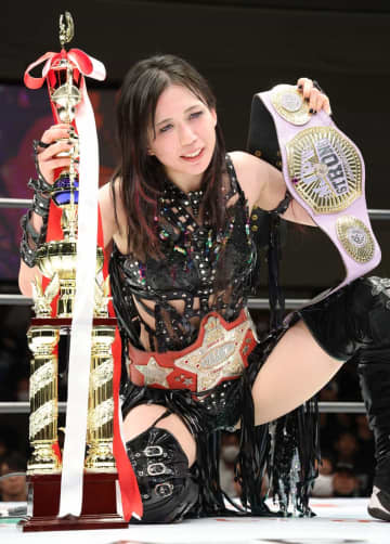 【スターダム】上谷沙弥　因縁AZMを撃破しワールド＆STRONG女子２冠王者に君臨