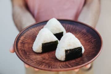 知ってる？ おにぎりに“アレ”を混ぜたら激うまに。定番の具材に飽きたら作りたいレシピがこれだ