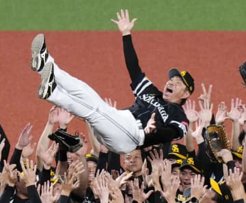 小久保監督が宙に舞う　ソフトバンク、2連覇