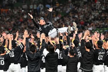 【ソフトバンク】歓喜の２年連続リーグ制覇　敵地ベルーナで小久保監督胴上げ！７度宙を舞う