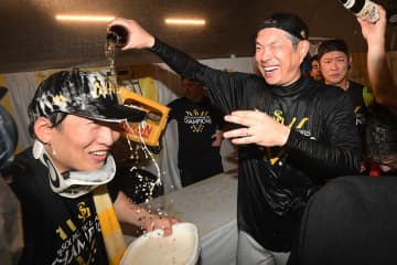 【ソフトバンク】小久保監督「エンジョイしましょう！」 ビール3000本が一瞬で泡に