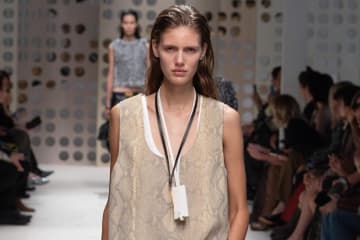 トッズ 2026年春夏ウィメンズコレクション - 開放的に、プレイフルに着こなすレザー