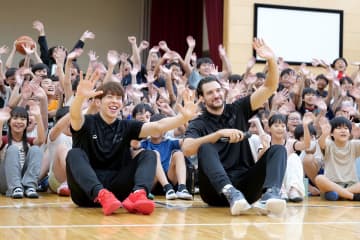 夢の実現を選手が応援　バスケBリーグ川崎が小学生向け副教材を開発　市内119校に配布